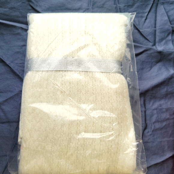 Nordstrom Rack Hat & Gloves Set - Picture 1 of 5